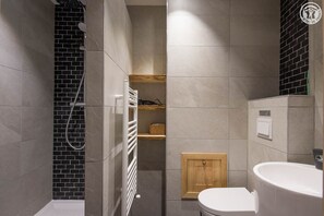 Shower, hair dryer, towels