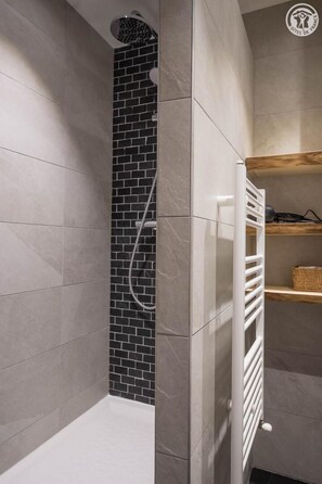 Douche, séchoir à cheveux, serviettes fournies