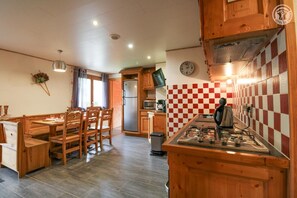 Réfrigérateur, four à micro-ondes, un four, surface de cuisson
