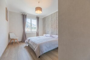 4 bedrooms, iron/ironing board, travel crib, free WiFi