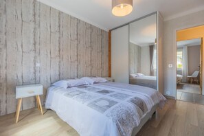 4 bedrooms, iron/ironing board, travel cot, free WiFi