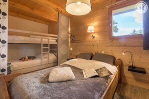 2 bedrooms, iron/ironing board, travel cot, free WiFi