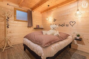 2 bedrooms, iron/ironing board, travel cot, free WiFi
