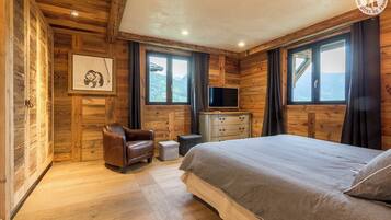 4 bedrooms, iron/ironing board, travel cot, free WiFi