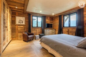 4 bedrooms, iron/ironing board, travel cot, free WiFi