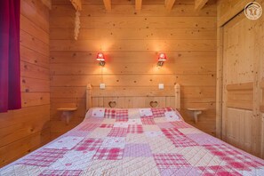 4 chambres, fer et planche à repasser, lit de bébé portatif