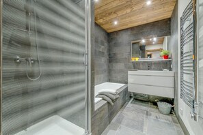 Bathtub, hair dryer - Chalet Chaudanne - LE TOP (STE-FOY-TARENTAISE)