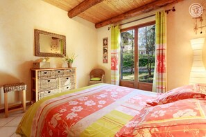 3 quartos, ferros/tábuas de passar roupa, berço de viagem