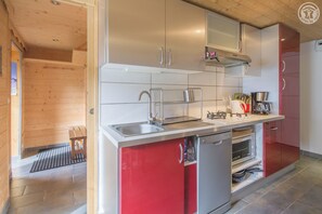 Réfrigérateur, four à micro-ondes, un four, surface de cuisson