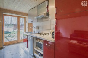 Fridge, microwave, oven, stovetop - LA Pierre DES Etoiles (ST-SORLIN-D'ARVES)