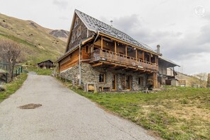 Exterior - LA Pierre DES Etoiles (ST-SORLIN-D'ARVES)