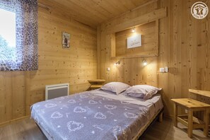 5 chambres, fer et planche à repasser, lit parapluie