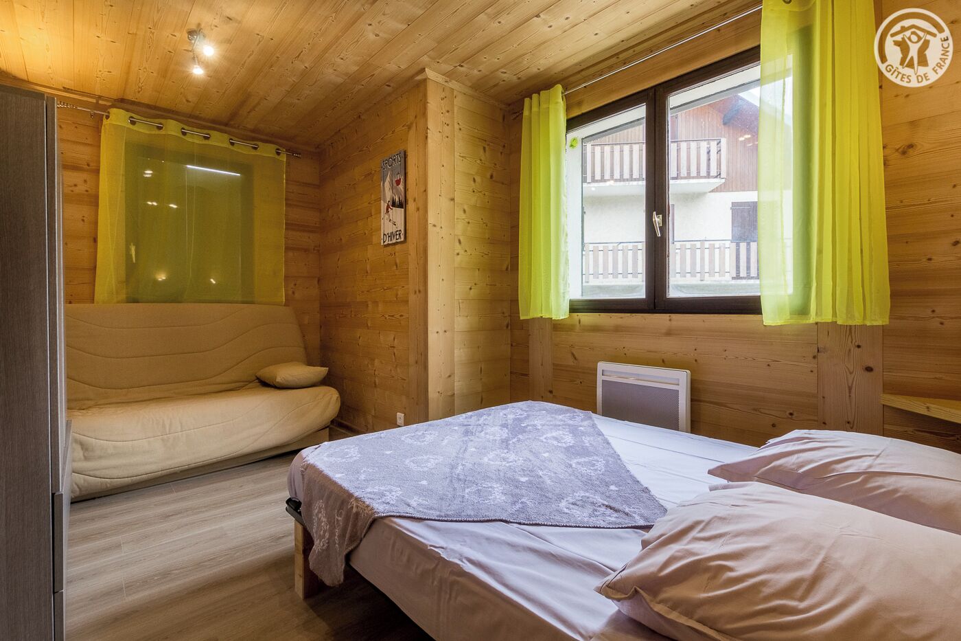 6 chambres, fer et planche à repasser, lit parapluie