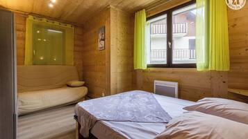 6 chambres, fer et planche Ă repasser, lit parapluie