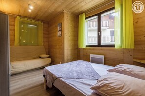 5 chambres, fer et planche à repasser, lit parapluie