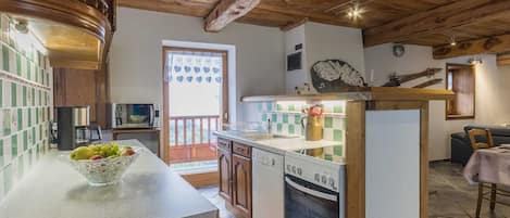 Kylskåp, mikrovågsugn, ugn och spishäll