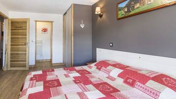 3 slaapkamers, een strijkplank/strijkijzer, reisbedje, gratis wifi