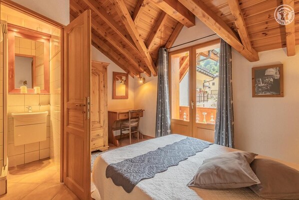 4 chambres, fer et planche à repasser, lit de bébé portatif
