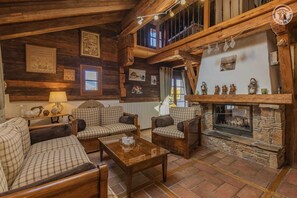 Fernseher, Kamin, Stereoanlage