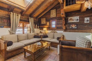 Televisión, chimenea y estéreo
