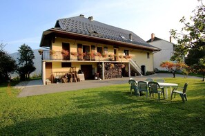 Outdoor dining - LA Cave - Mercury - Gîte (MERCURY)