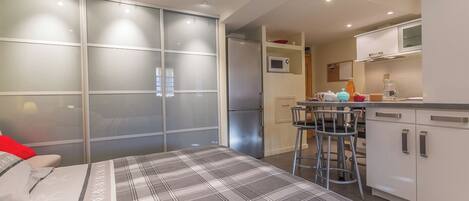 Bügeleisen/Bügelbrett, Reisekinderbett, kostenloses WLAN, Bettwäsche