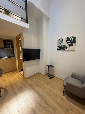 Studio Superior | Két bảo mật tại phòng, trang bị nội thất với thiết kế riêng biệt, bàn 