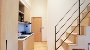Une cuisine moderne avec des meubles en bois et une hotte en acier inoxydable.