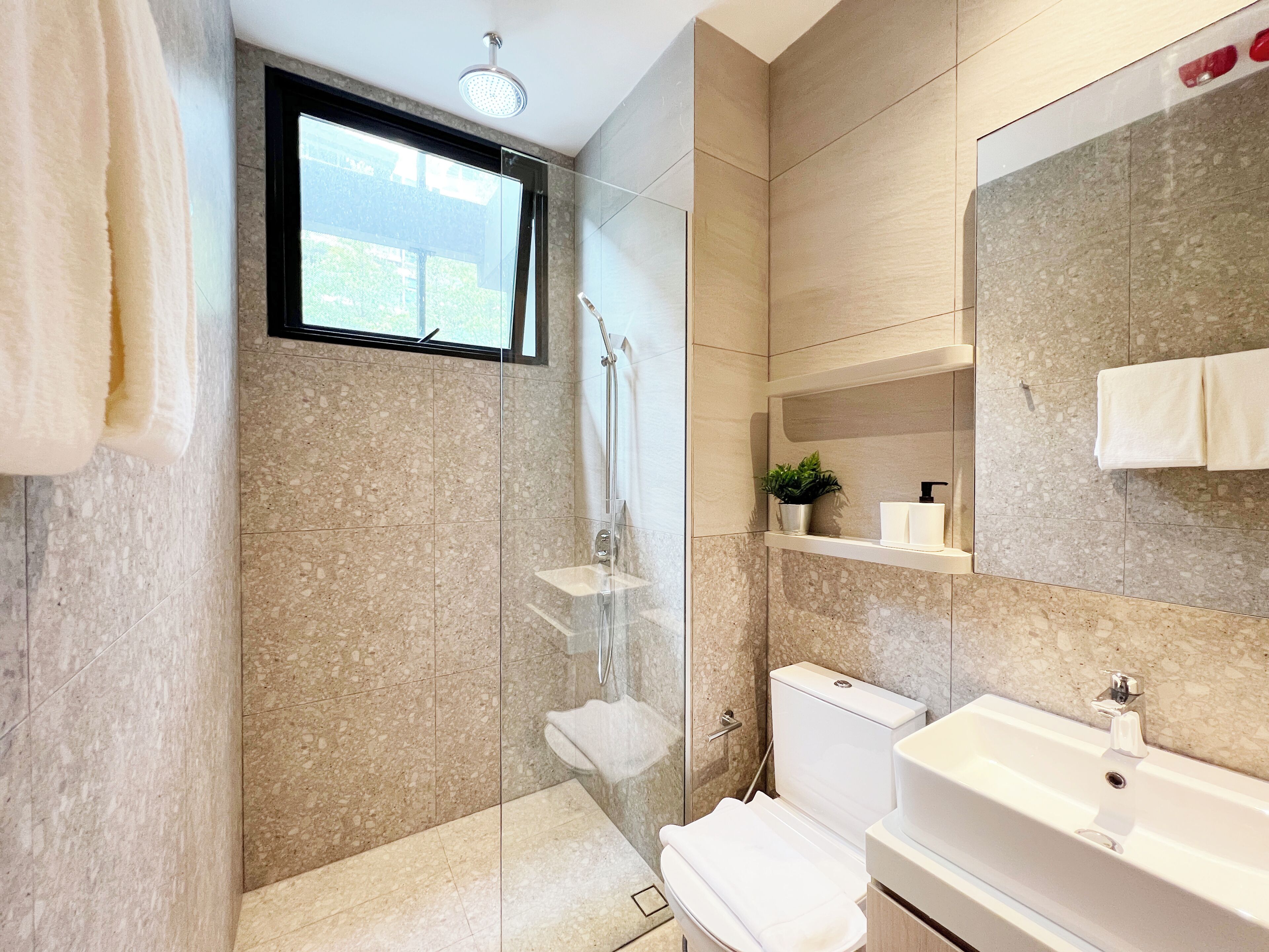 Estudio Deluxe | Baño | Regadera, secadora de cabello, pantuflas, toallas 