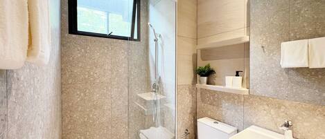 Estudio Deluxe | Baño | Regadera, secadora de cabello, pantuflas, toallas