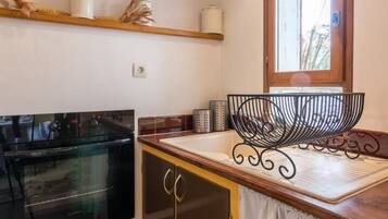 Een koelkast, een oven, een kookplaat, een broodrooster