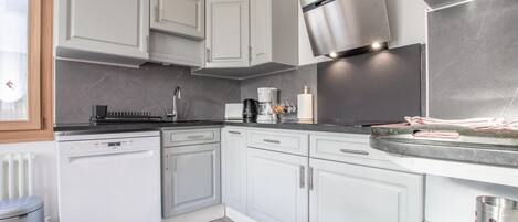 Réfrigérateur, four à micro-ondes, un four, surface de cuisson