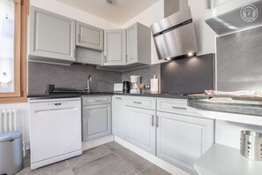 Fridge, microwave, oven, stovetop - Chez Nicole ET Alain (UGINE)