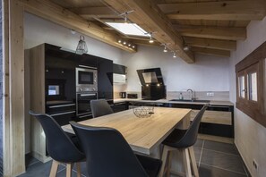 Fridge, microwave, oven, stovetop - Chalet Macholat - Bourg Saint Maurice (BOURG SAINT MAURICE)