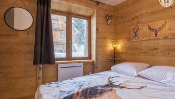2 bedrooms, iron/ironing board, travel cot, free WiFi