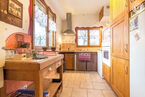 Fridge, microwave, oven, stovetop - DU COQ A L'haan - Gilly SUR Isere (GILLY SUR ISERE)