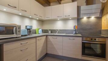 Fridge, microwave, oven, stovetop