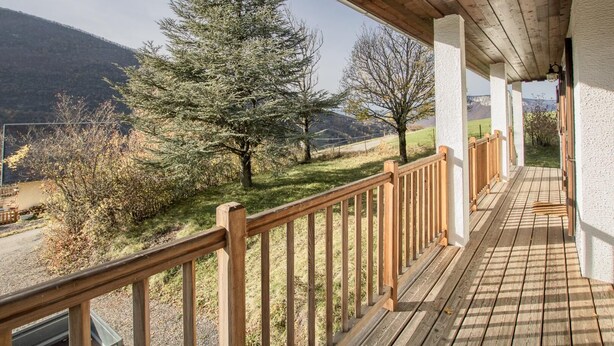 A wooden balcony with a view of a mountainous landscape. - Chalet Belledonne - LA Thuile (LA THUILE)