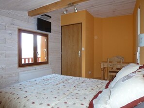 2 chambres, fer et planche à repasser, lit de bébé portatif