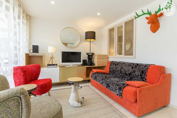 Smart TV, DVD player, stereo