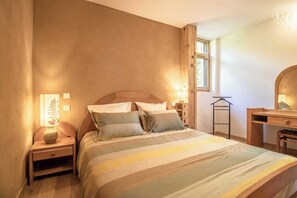 3 bedrooms, iron/ironing board, travel cot, free WiFi