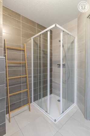 Een douche, een haardroger