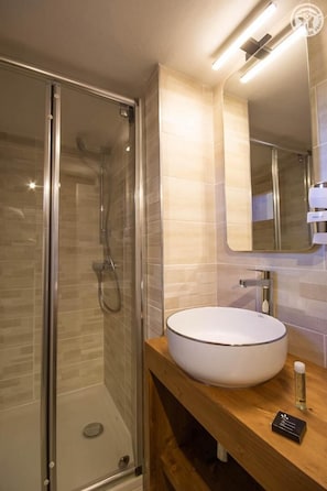 Badewanne, Haartrockner, Handtücher