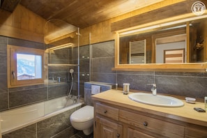 Bathtub, hair dryer, towels - Chalet L'orignal - Notre-dame-de-bellecombe (NOTRE-DAME-DE-BELLECOMBE)