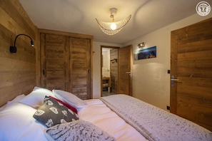 4 bedrooms, iron/ironing board, travel crib, free WiFi