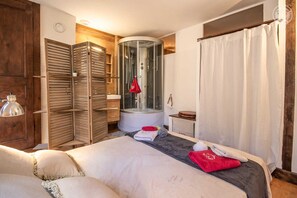 4 bedrooms, iron/ironing board, travel cot, free WiFi