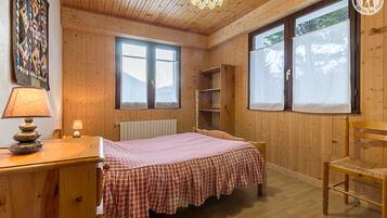 2 slaapkamers, een strijkplank/strijkijzer, reisbedje, gratis wifi