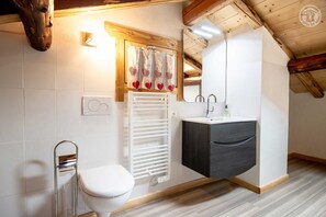 Bathtub, hair dryer, towels