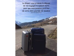 Bagage langs een weg, met een bergachtig landschap op de achtergrond.