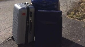 Luggage on a road with a mountainous landscape in the background. - LE Glopet - Hauteluce-les-saisies (HAUTELUCE-LES-SAISIES)